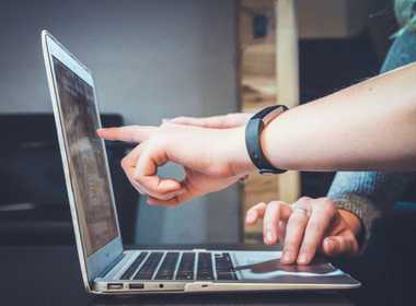How to build a customer referrals program for repeat purchases and new clients